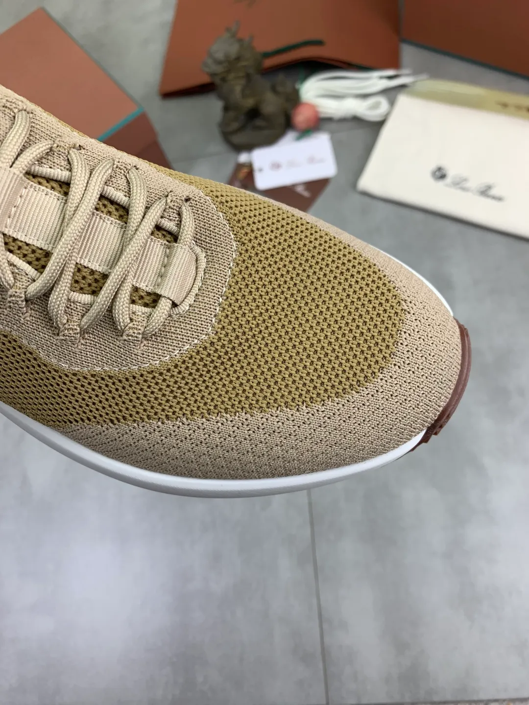 Men's men's shoes 💰P542 New style 💰High quality The latest casual shoes Loro Piana 💯Top grade💯Buy the original copy💯 Founded the existing Loro Piana company on April 24, 1924. The family has been operating for the sixth generation, providing top quality products to customers who are discerning in taste and quality. Imported original fly woven fabrics with cowhide fabric, plain calfskin lining, hand-stitched threads with cowhide feet, original packaging, high-end outsole, size: 38-46, multiple colors available, complete package